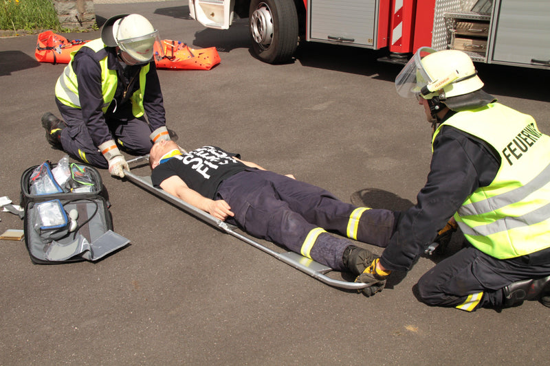 Schaufeltrage, Leichtes Spezialgerät aus einer farblos eloxierten Aluminium-Speziallegierung
zum schonenden und sicheren Anheben und Umlagern von schwer
Verletzten, ultraSCOOP STRETCHER, SAN-0125 UltraMEDIC